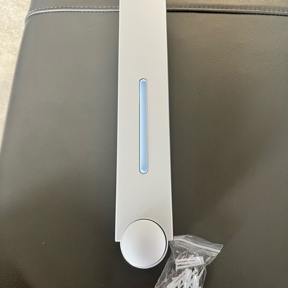 NWT Shampoo & Conditioner dispensers - Picture 2 of 3